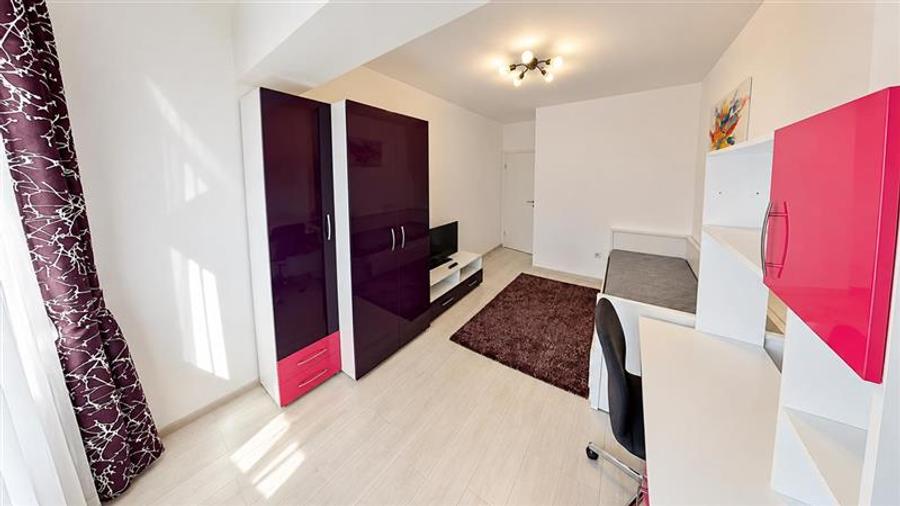 Apartament cu 3 camere decomandat, mobilat în Tractorul