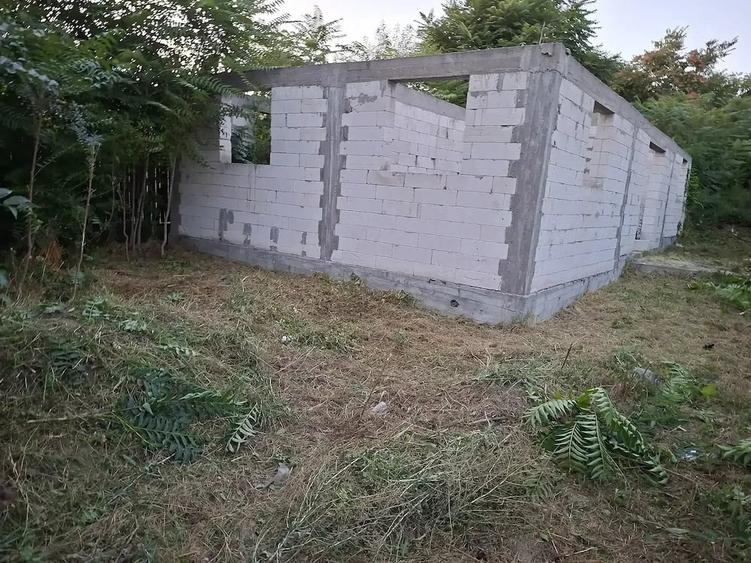 Casa tunrata pana la centura cu teren de 2800m - 5