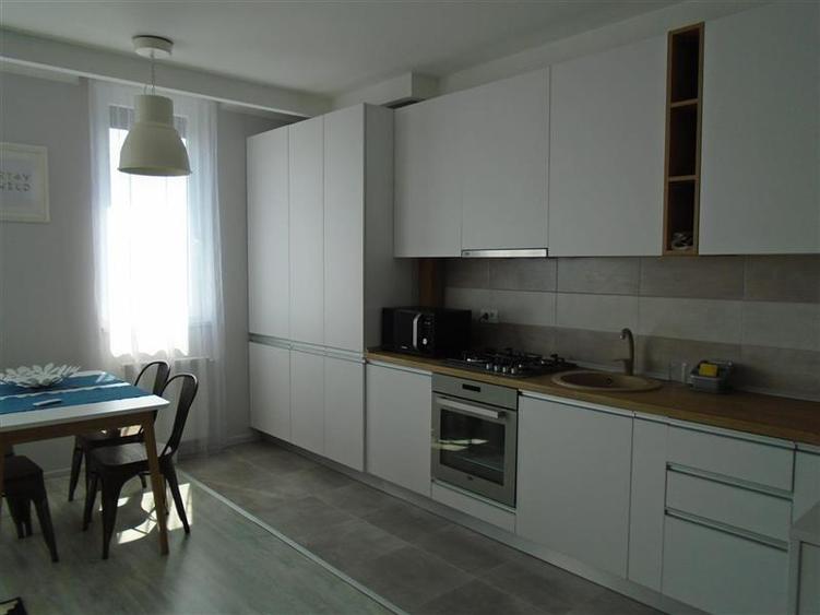 Apartament cu 3 camere decomandat, mobilat în Polivalentă