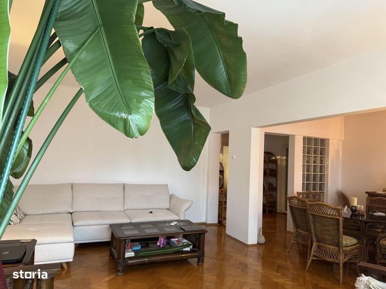 Apartament cu 4 camere decomandat în Pajura