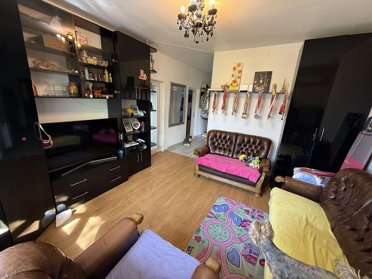 Apartament cu 3 camere decomandat în Giurgiului