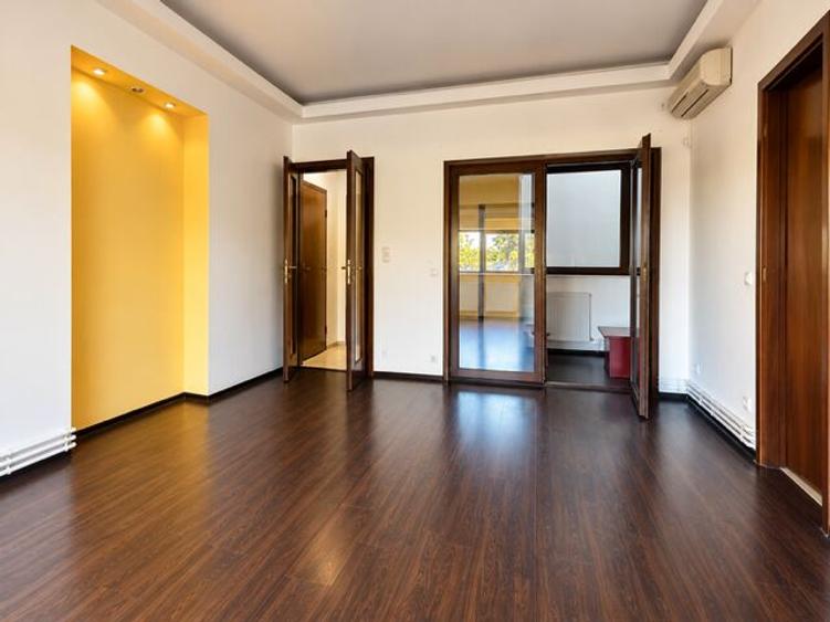 Apartament cu 3 camere semidecomandat în P-ța Romană