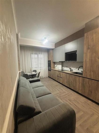 Apartament cu 3 camere semidecomandat, mobilat în Hipodrom 3