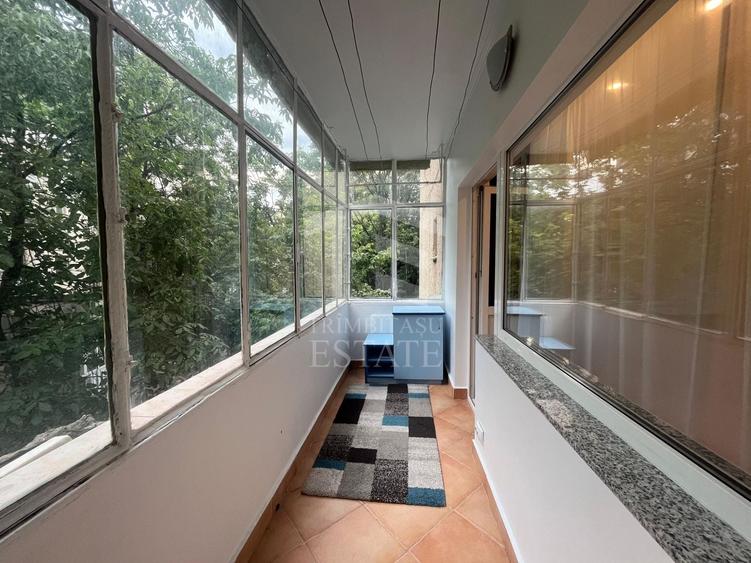 Apartament cu 3 camere semidecomandat, mobilat în Central