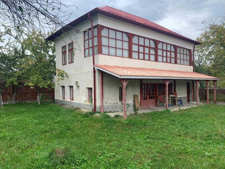 Casă cu 4 camere în Stâlpeni