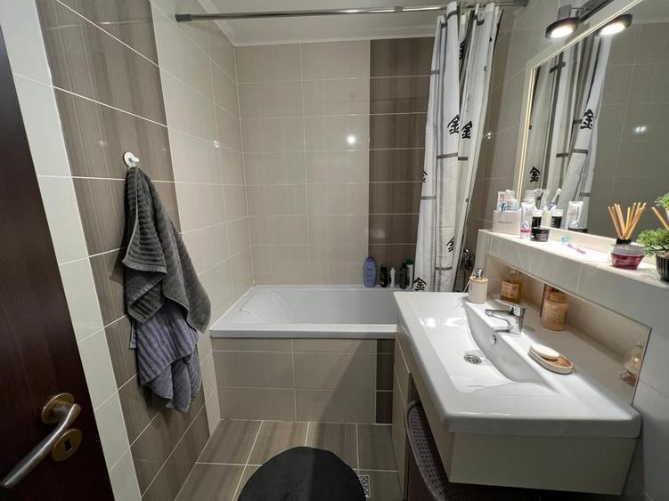 Apartament cu 3 camere decomandat în Florești