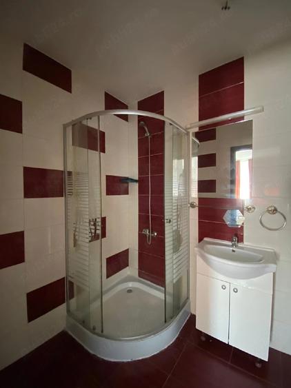 Apartament cu 3 camere semidecomandat în Florești