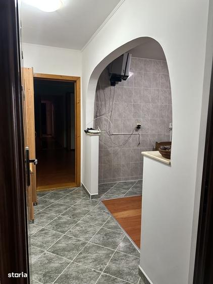 Apartament cu 3 camere semidecomandat, mobilat în Orizont