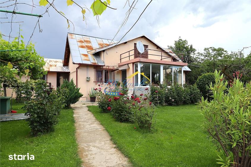 Casă cu 4 camere cu Teren 2215 Mp în Central