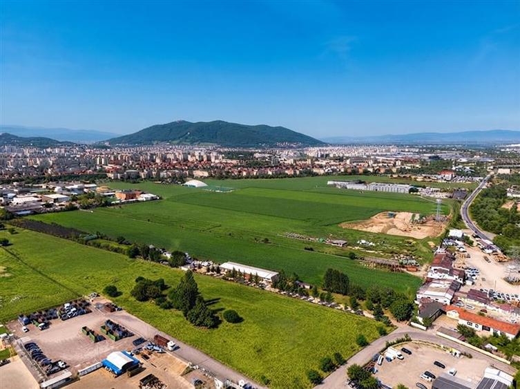 Teren extravilan de 10000 mp, în Uzina 2