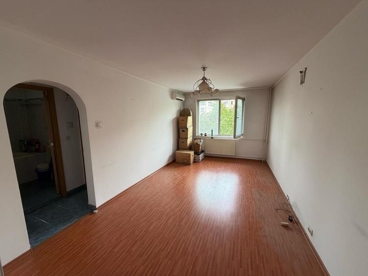 Apartament cu 3 camere semidecomandat în Rahova