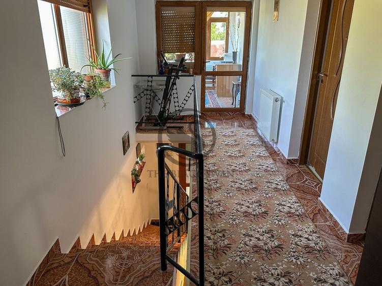 Casă individuală cu 5 camere cu Canalizare în Cocorăștii Colț
