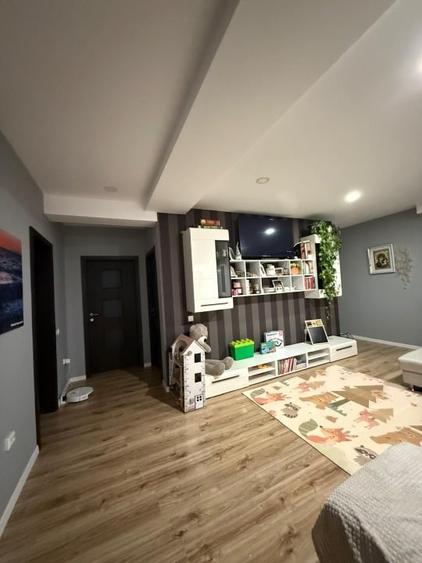Apartament cu 3 camere semidecomandat, mobilat în Florești