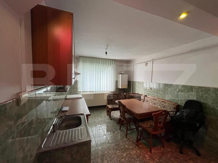 Apartament cu 3 camere semidecomandat, mobilat în Rovinari