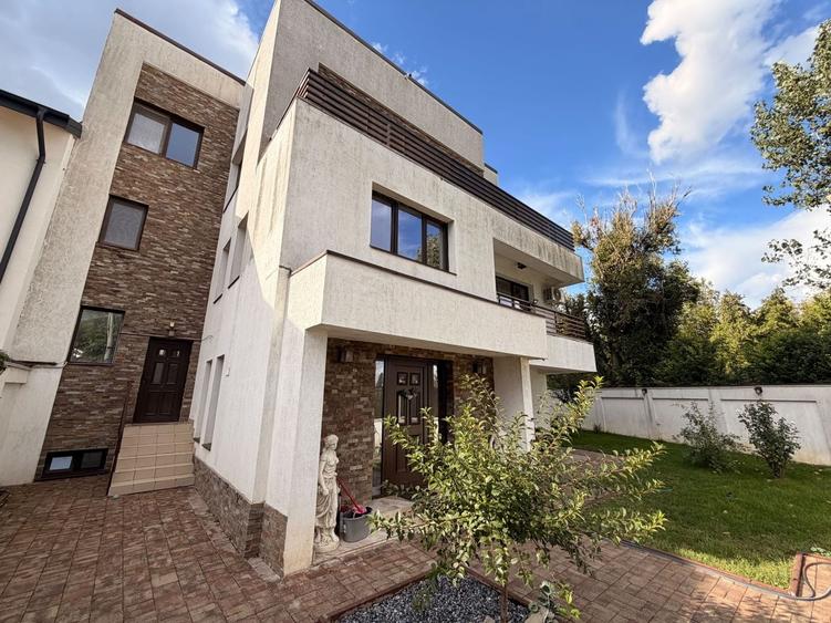 Casă individuală cu 7 camere cu Canalizare în Bucureștii Noi