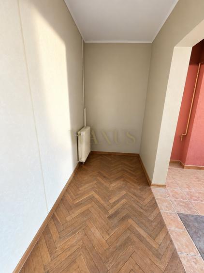 Casă individuală cu 6 camere cu Teren 265 Mp în Central