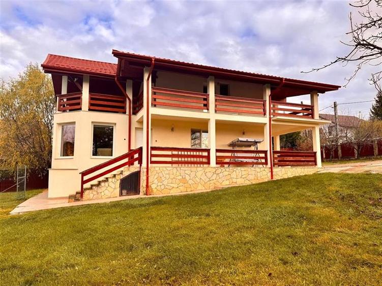 Casă individuală cu 4 camere cu Teren 1670 Mp în Bârnova
