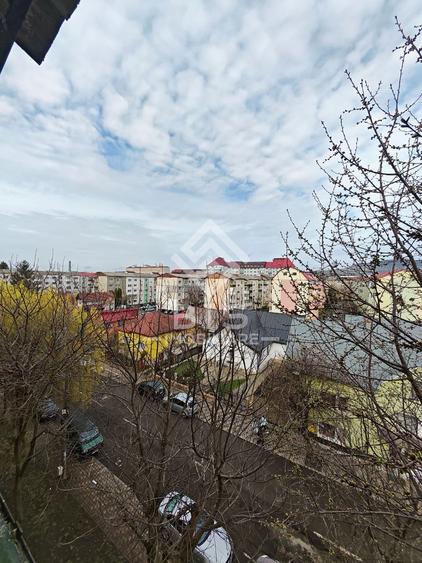 Apartament cu 3 camere decomandat în Calea Moldovei