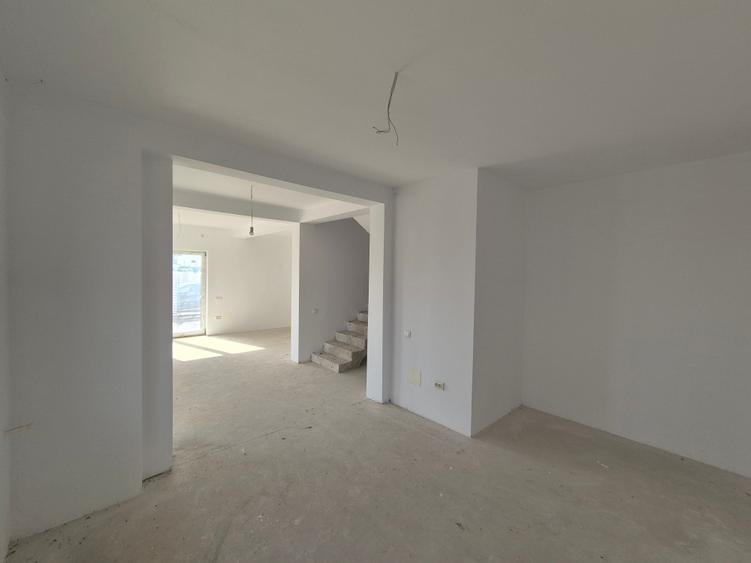 Duplex cu 4 camere cu Canalizare în Chiajna