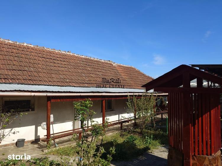 Casă cu 9 camere cu Teren 2339 Mp în Central