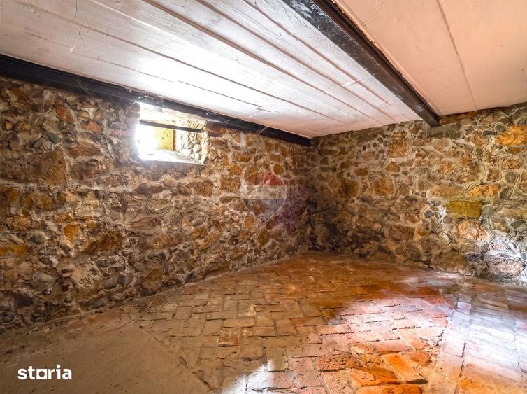 Casă cu 9 camere cu Teren 439 Mp în Cristian