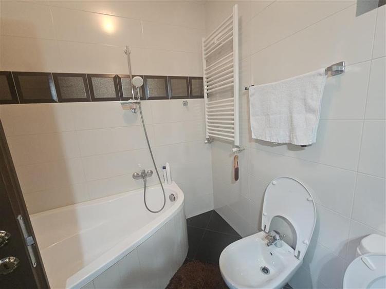 Apartament cu 4 camere decomandat, mobilat în Dămăroaia