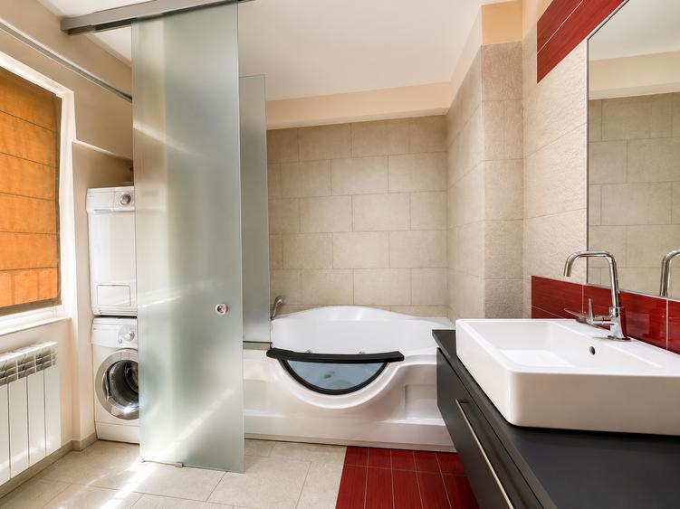 Apartament cu 4 camere decomandat în P-ța Romană