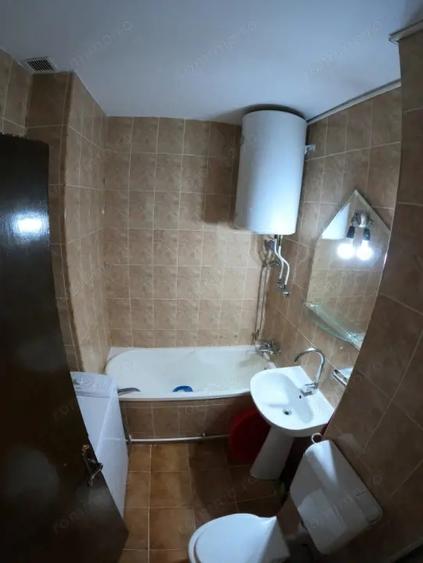 Apartament cu 3 camere semidecomandat, mobilat în Central