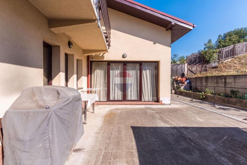 Casă individuală cu 7 camere cu Teren 1371 Mp în Nord-Est