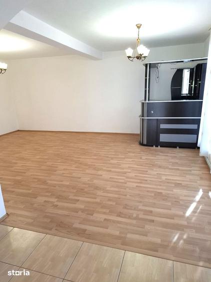 Casă cu 5 camere cu Teren 200 Mp în Central