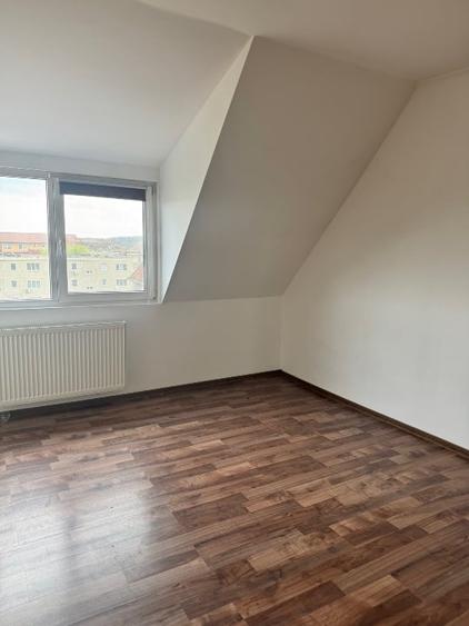 Apartament cu 3 camere semidecomandat, mobilat în Lipovei