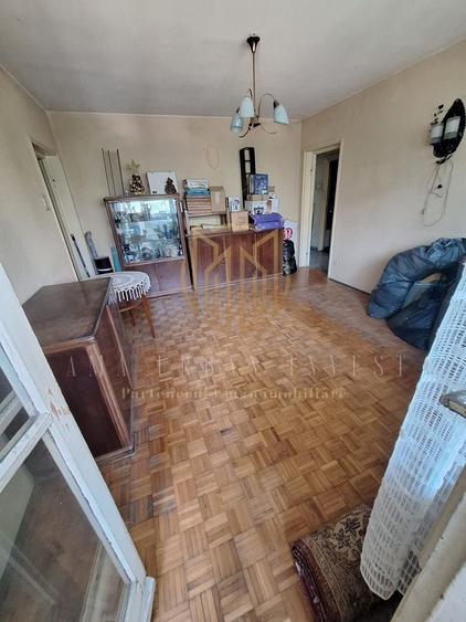 Apartament cu 3 camere semidecomandat în Giulești