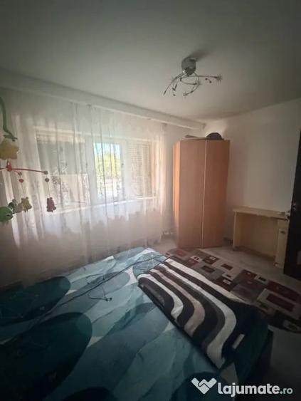 Apartament cu 2 camere semidecomandat în Craiovița Nouă