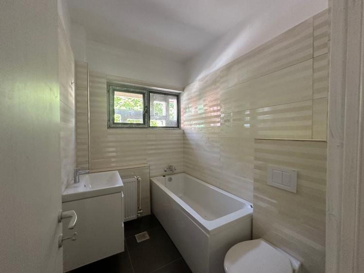Casă individuală cu 8 camere cu Canalizare în Primăverii