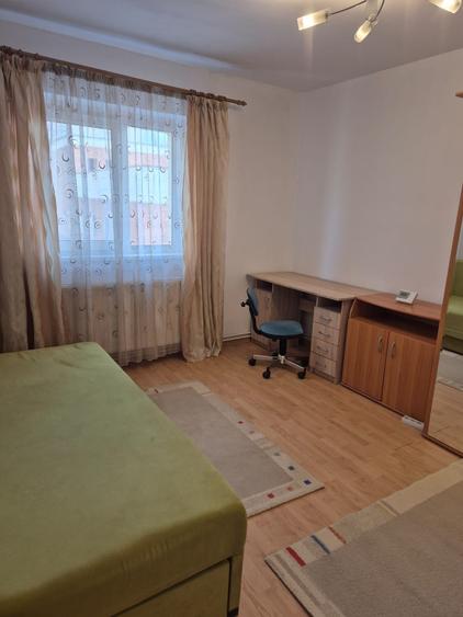 Apartament cu 3 camere decomandat în Tractorul