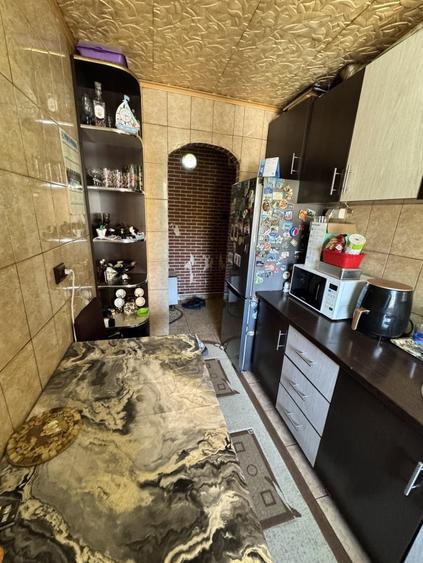 Apartament cu 3 camere semidecomandat, mobilat în Craiovița Nouă