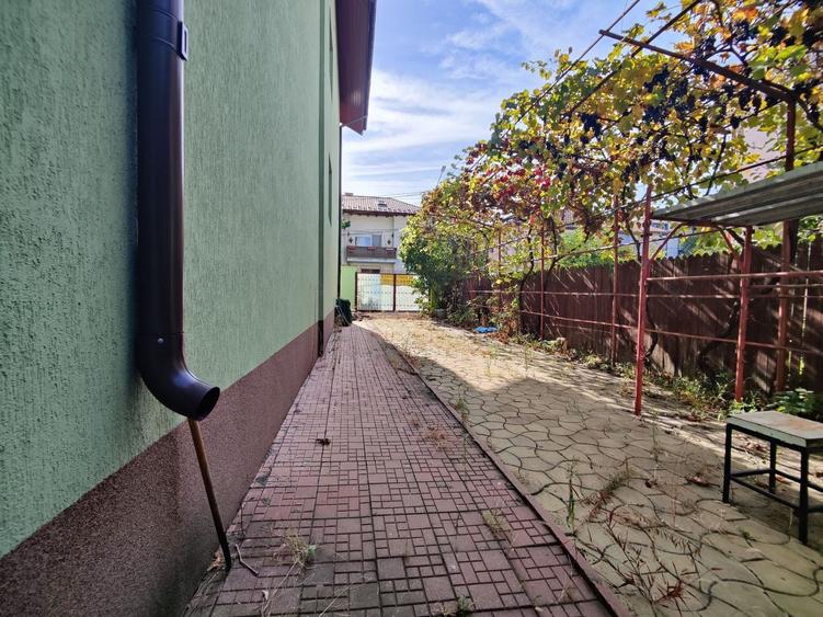 Casă cu 6 camere cu Canalizare în Central