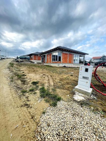 Casă individuală cu 4 camere cu Canalizare în Paleu