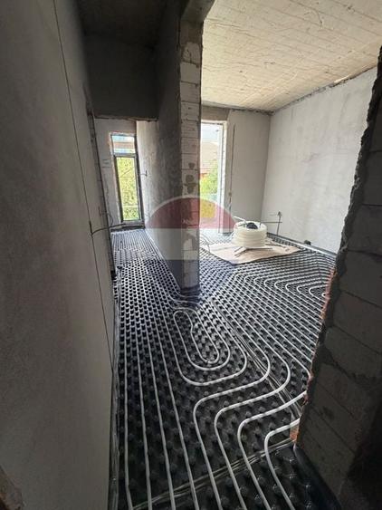 Casă individuală cu 5 camere cu Teren 230 Mp în Central