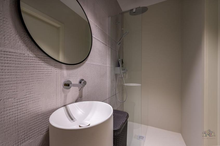 Apartament cu 4 camere semidecomandat în Eminescu