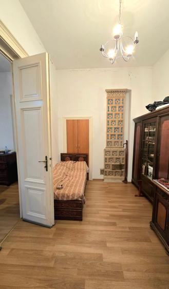 Apartament cu 5 camere decomandat în P-ța Unirii