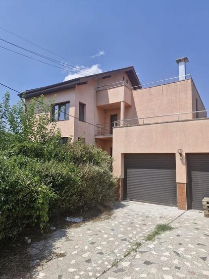 Casă individuală cu 8 camere cu Canalizare în Mehala