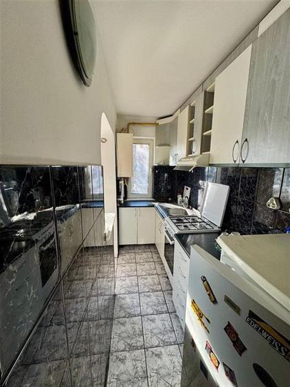 Apartament cu 3 camere semidecomandat, mobilat în Podu Roș