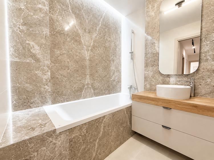 Apartament cu 4 camere decomandat în Central