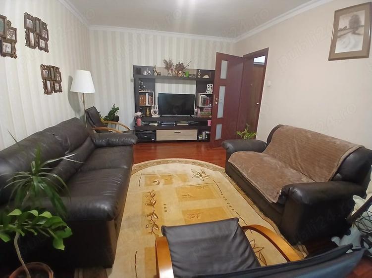 Apartament cu 4 camere decomandat, mobilat în Berceni