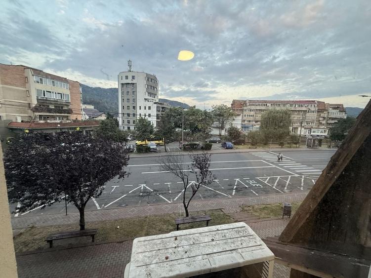 Apartament cu 3 camere decomandat în Exterior Vest