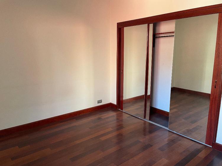 Casă cu 5 camere cu Teren 652 Mp în Sisești