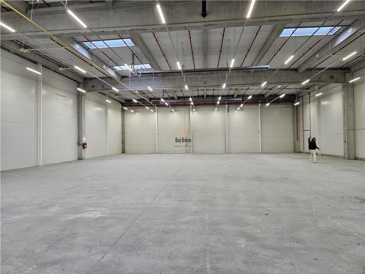 Spațiu industrial, de 900 mp, în Est