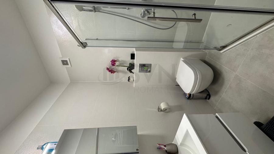 Apartament cu 3 camere semidecomandat în Sisești
