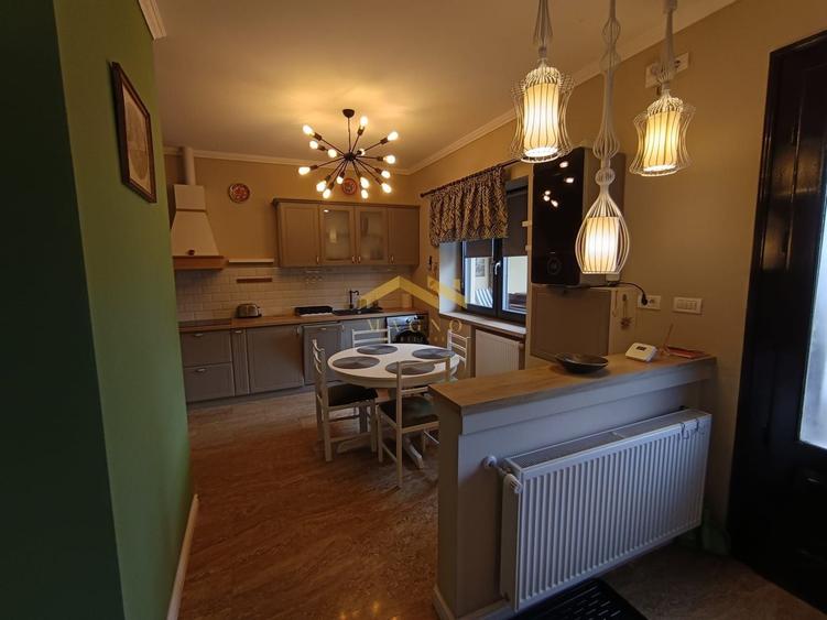 Apartament cu 3 camere decomandat, mobilat în Intim